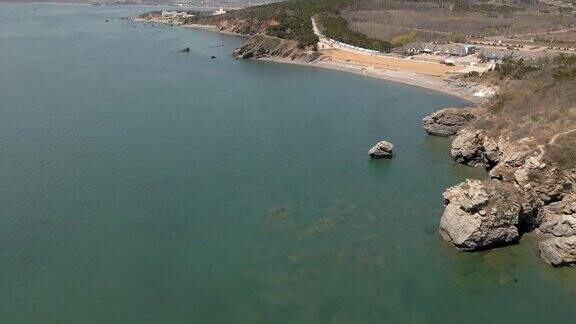 航拍无人机飞过金石滩金石滩恐龙入海岩层