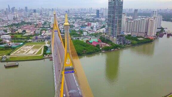 俯瞰两次横跨湄南河的普密蓬大桥泰国曼谷新地标的黄昏、日落景象