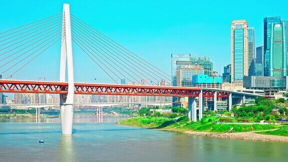 重庆城市与地铁在大桥上运行移除建筑物商标及广告