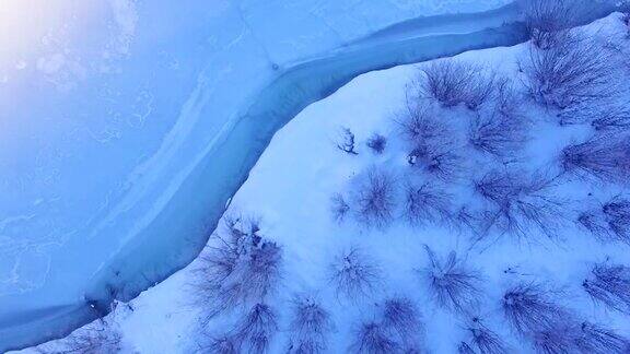 鸟瞰图:冬季结冰的湖面