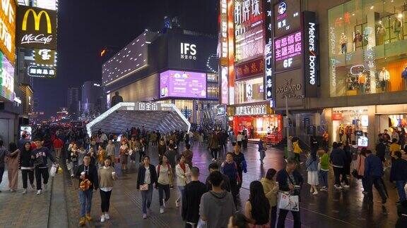 夜间时间照明长沙市区拥挤的步行街慢动作全景4k中国