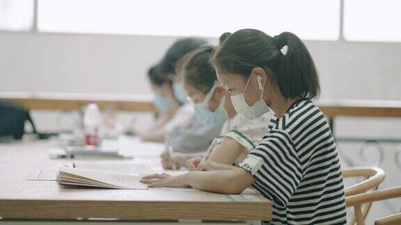 学生们在图书馆学习