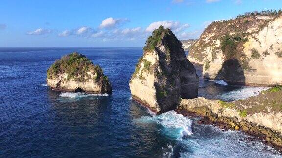 印度尼西亚钻石海滩旅游目的地的热带岛屿和夏季海滩的无人机航拍视图湛蓝清澈的海水和洁白的沙滩
