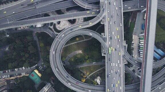 天桥鸟瞰图和繁忙的交通