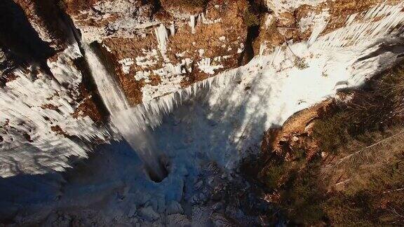 空中的伯里尼克瀑布在朱利安阿尔卑斯