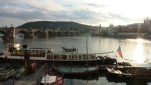 布拉格捷克共和国伏尔塔瓦河和查尔斯桥上的日落全景