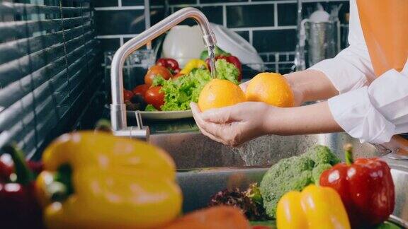 女仆在厨房洗西红柿新鲜蔬菜准备健康食品