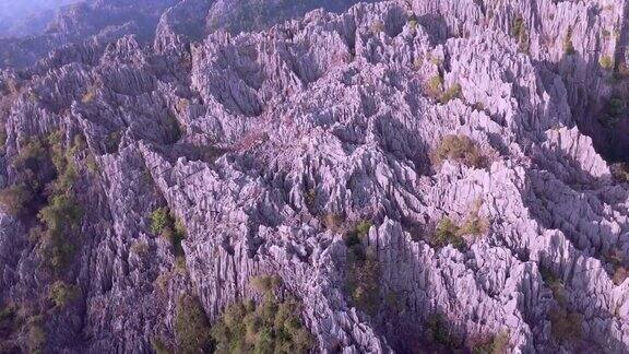 鸟瞰图锋利的石灰石山在NoenMaprang区Phitsanulok省泰国