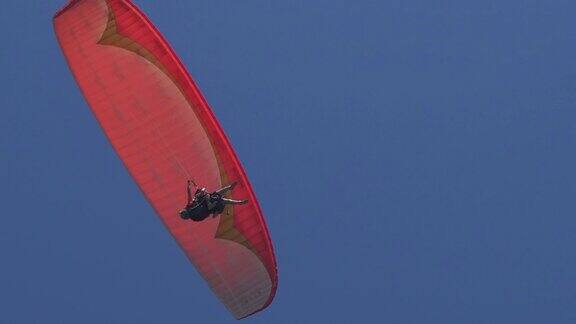 滑翔伞在风中航行