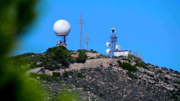 山顶上有一个白色大球体的气象雷达