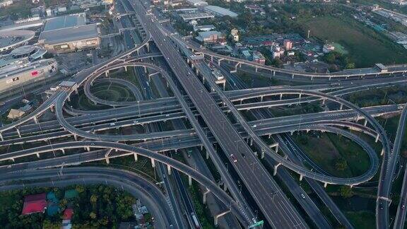 无人机拍摄的高速公路路口鸟瞰图交叉高速公路立交桥横跨泰国曼谷的东外环线