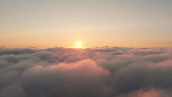 鸟瞰图的日出在白色浓密的云