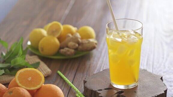 加柠檬和橘子的夏季饮料冰镇后饮用甜美清新的橙色