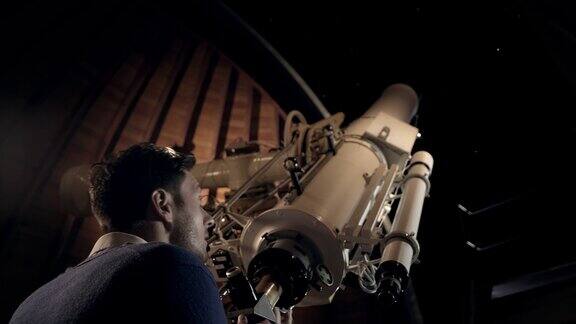 学生在天文台