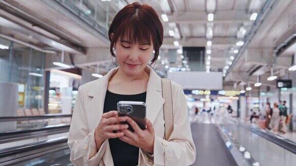 女子在机场使用智能手机