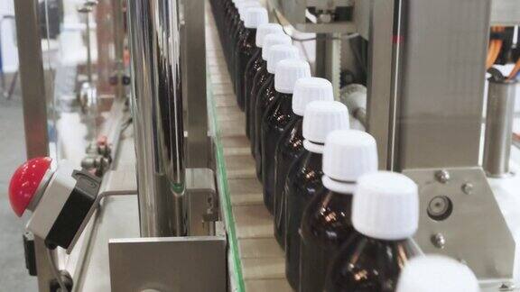 在制药工厂的传送带上一排排用于包装液体药品或化妆品的玻璃瓶