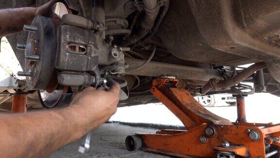 4K:汽车修理工正在修理汽车车轮刹车片和更换汽车刹车片