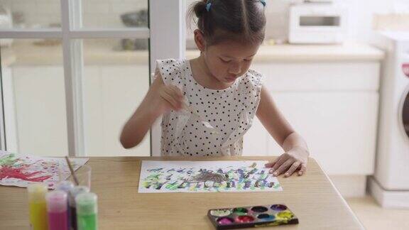 画水彩画的小女孩喜欢在家里玩