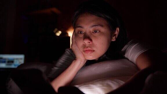 亚洲女性躺在床上看手机失眠的问题