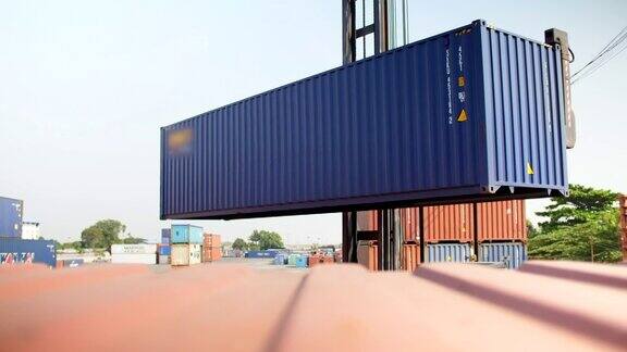 集装箱在港口码头装载蓝色集装箱