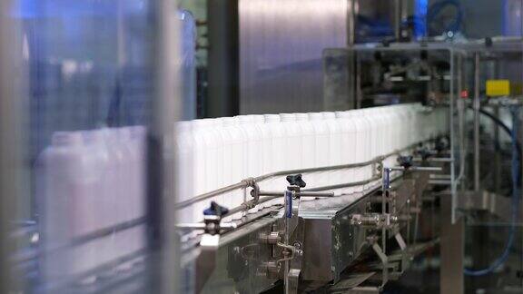 食品输送带上生产白色塑料瓶fa01