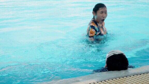 亚洲儿童一起在游泳池游泳生活方式