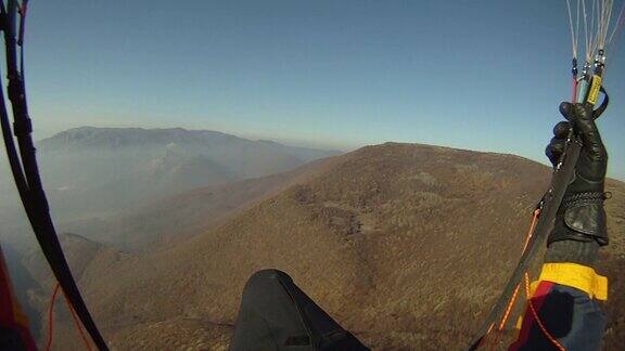 滑翔伞飞行员在半空中飞行在天空中飞行越野飞行员在极限运动和冒险