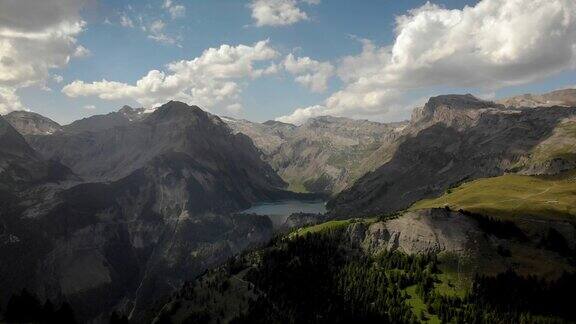 瑞士阿尔卑斯山上巨大的山脉景观