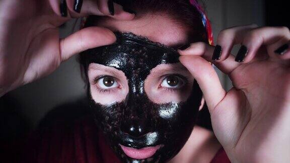 4K女人在镜子里摘下黑色面具