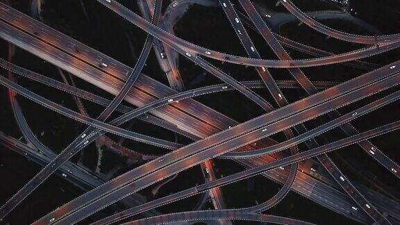 高架桥鸟瞰图和繁忙的交通在黄昏