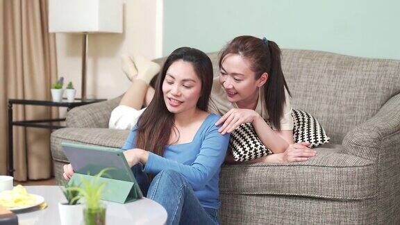 4K亚洲女性朋友一起在客厅使用数码平板电脑