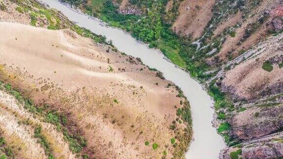 新疆壮观的大峡谷和河流的航拍镜头