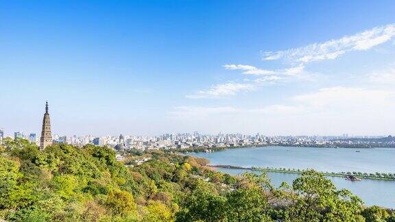 西湖附近的山和杭州的城市景观在蓝天时光流逝