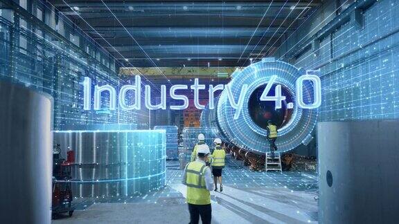 未来的技术概念:工程师和专业人员的工人在重工业制造工厂数字化与图形与文字工业4.0出现高科技的基础设施