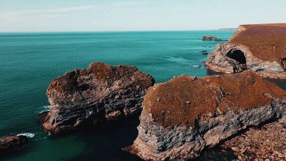 大西洋海湾的海景水面上有岩石鸟瞰图
