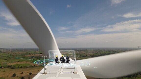 组三名工程师在某风力机顶部检查风力机工况并绘制风力机图纸