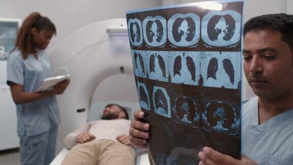 放射科医生在CT扫描室阅读肺部x光片
