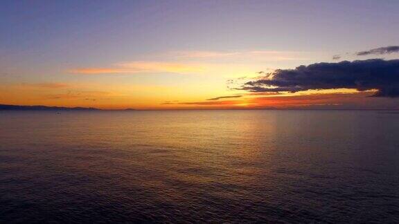 天线:日出时海面上美丽的涟漪