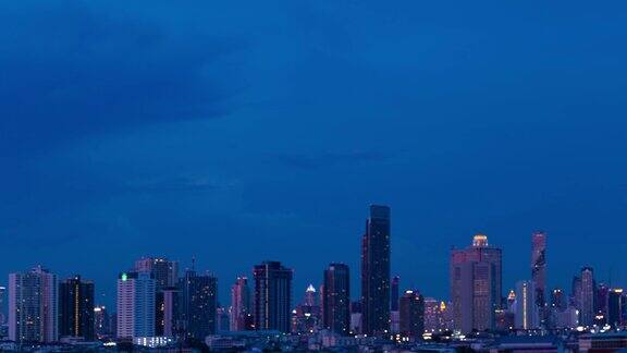 夜间曼谷的摩天大楼