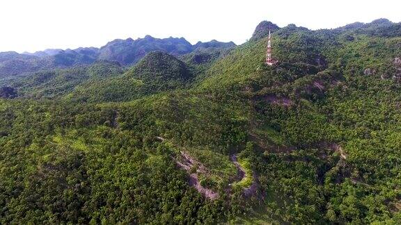 电信塔广播塔在绿色山脉与无人机鸟瞰