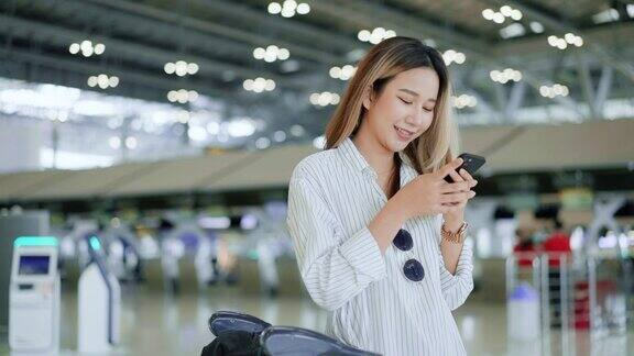 在机场使用手机查看旅行计划