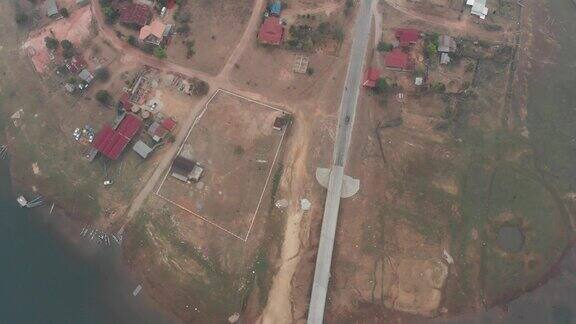 从空中俯瞰横跨老挝南通河的大桥