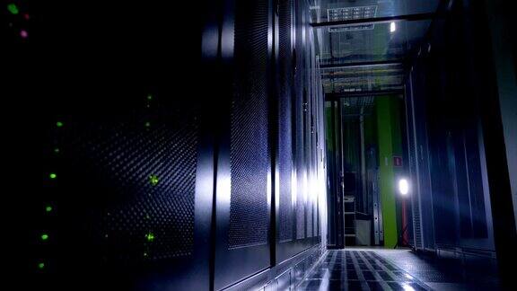 在夜间的数据存储柜里绿色的led发光