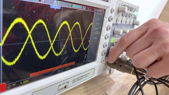 车间师傅设置示波器进行操作安装音乐设备