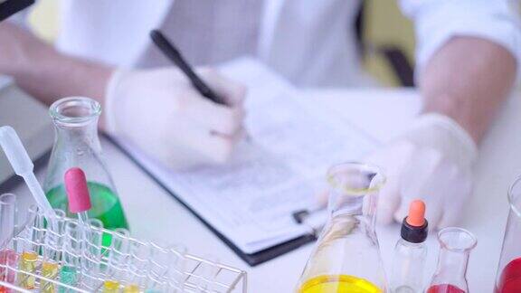 在微生物实验室研究人员正在检查试管中的化学样品