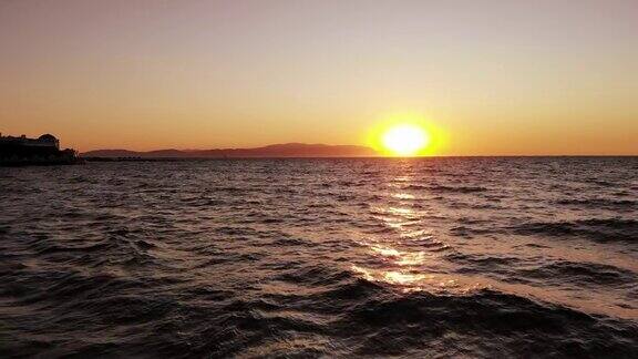 美丽的日落倒映在大海的鸟瞰图
