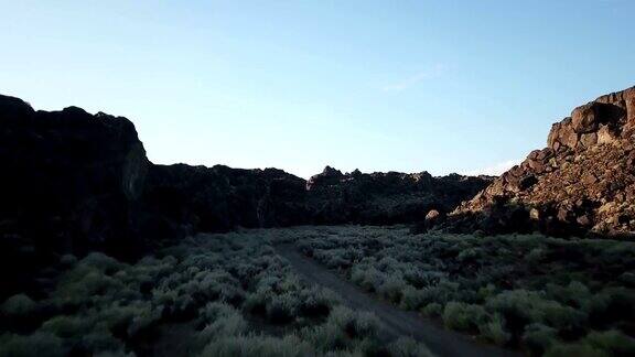 低飞穿过古老的火山岩河床