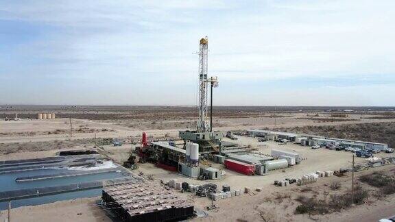 一个石油或天然气钻井平台的无人机视图