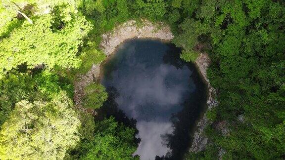 无人机航拍俯视翡翠池