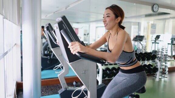 亚洲运动女性在健身房锻炼